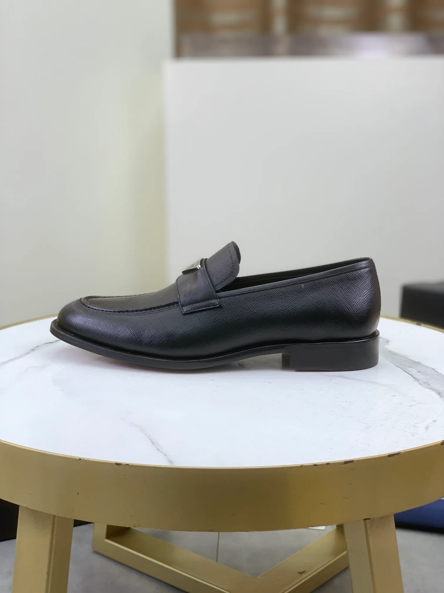 Factory price P920 💰 (high-grade genuine leather outsole) original quality, top version 🔱 ＰＲＡＤＡPrada. Men's business casual leather shoes, top quality leather shoes. 1:1 shipment⬆️Luxurious and noble👞All imported original brand fabrics, just to create a more comfortable wearing experience. Upper: Original comfortable selected calfskin➕Top imported water-dyed full cow lining, original lightweight and comfortable high-end genuine leather outsole✔️Number: 39-44 (38.45.46 can be customized)